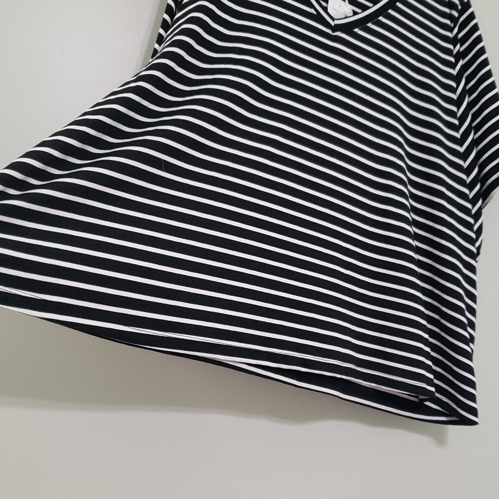 Plus Size NWT Women's Boxy Top 4X Black White Striped V-neck Casual Relaxed New - Picture 4 of 11